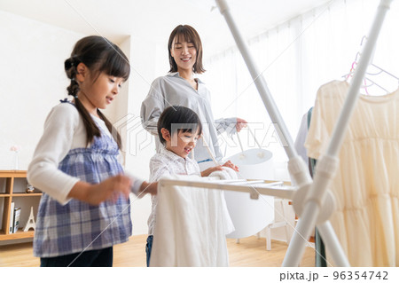洗濯物を干す親子 洗濯物を干す親子 96354742