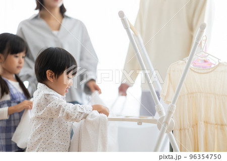 洗濯物を干す親子 96354750