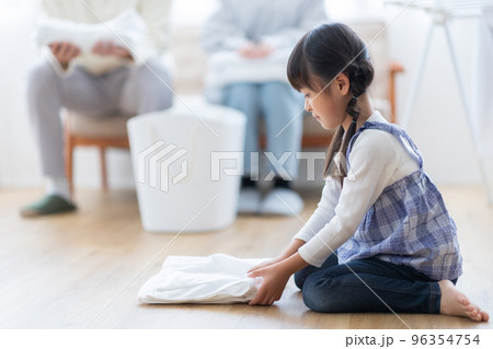 タオルを畳む女の子 タオルを畳む女の子 96354754