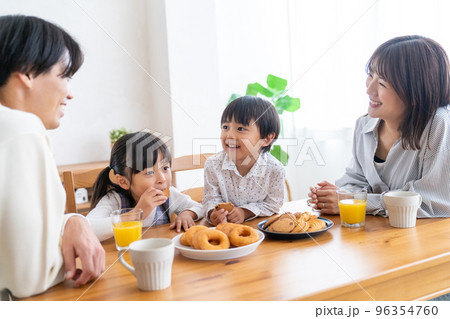 テーブルを囲む家族 96354760