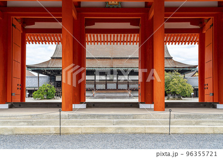 【京都府】京都御所の承明門越しに見える紫宸殿 【京都府】京都御所の承明門越しに見える紫宸殿 96355721