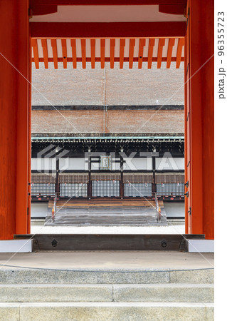 【京都府】京都御所の承明門越しに見える紫宸殿 96355723
