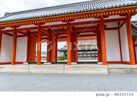 【京都府】京都御所の承明門越しに見える紫宸殿 【京都府】京都御所の承明門越しに見える紫宸殿 96355724