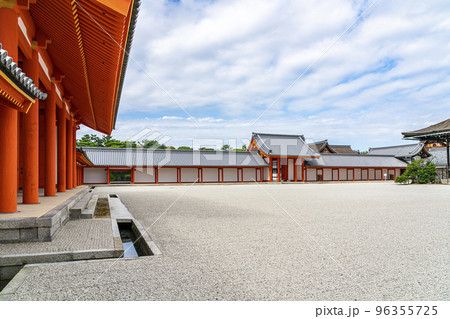 【京都府】京都御所の紫宸殿前に広がる南庭 96355725