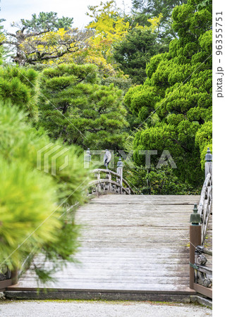 【京都府】京都御所の日本庭園で休む鷺 96355751