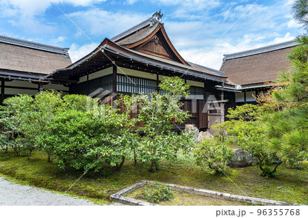 【京都府】格式の高い建物が並ぶ京都御所 96355768