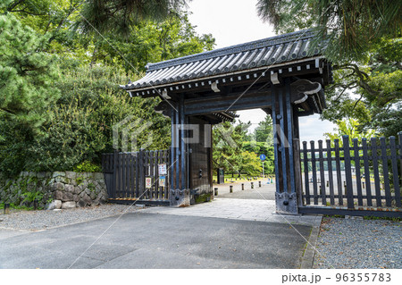 【京都府】重厚な雰囲気を感じる京都御苑の乾御門 96355783