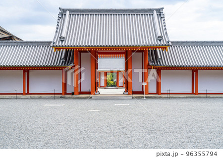 【京都府】京都御所の鮮やかな色彩の日華門と月華門 【京都府】京都御所の鮮やかな色彩の日華門と月華門 96355794