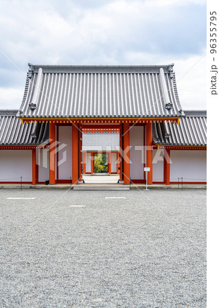 【京都府】京都御所の鮮やかな色彩の日華門と月華門 96355795