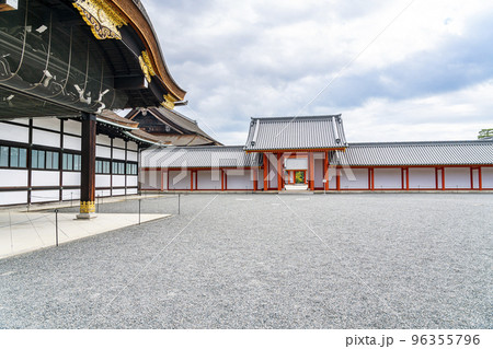 【京都府】京都御所の鮮やかな色彩の日華門と月華門 96355796