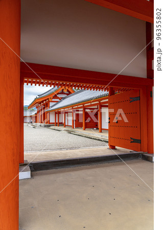 【京都府】京都御所の鮮やかな色彩の承明門 96355802