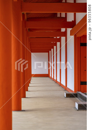 【京都府】京都御所の紫宸殿を囲む朱色の柱 96355808