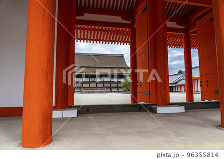 【京都府】京都御所の承明門越しに見える紫宸殿 96355814