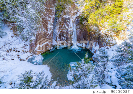 【冬素材】冬の柿其渓谷 牛ヶ滝【長野県】 【冬素材】冬の柿其渓谷 牛ヶ滝【長野県】 96356087
