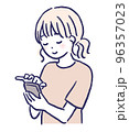 スマホを操作する女性 96357023