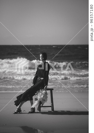 海辺で椅子に座る女性 96357180
