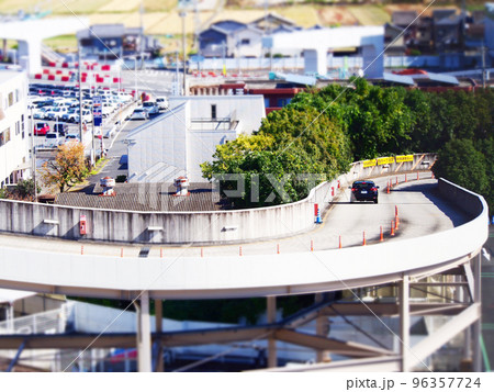 立体駐車場から出る車 立体駐車場から出る車 96357724