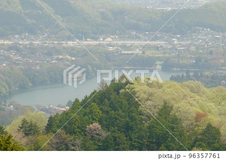 芽吹きの山と春霞の津久井湖 【相模原市津久井 4月】 芽吹きの山と春霞の津久井湖 【相模原市津久井 4月】 96357761