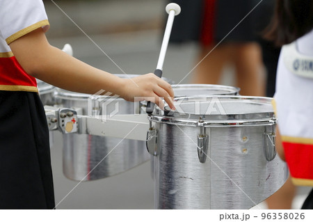 マーチングバンド　パレード　楽器 96358026
