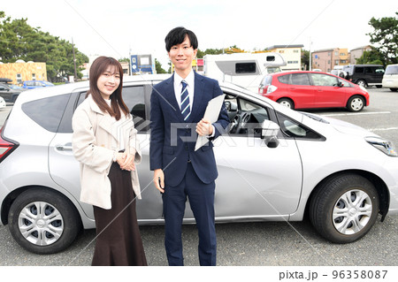 自動車教習所の男性教官と女性生徒 96358087