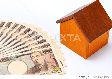 お金と戸建て住宅の模型（不動産イメージ） 96358169