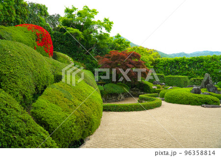 【瀬戸内三十三観音霊場】第十三番 頼久寺 晩春の庭園の風景2 岡山県高梁市 【瀬戸内三十三観音霊場】第十三番 頼久寺 晩春の庭園の風景2 岡山県高梁市 96358814