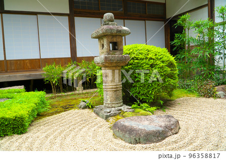 【瀬戸内三十三観音霊場】第十三番 頼久寺 晩春の庭園の風景3 岡山県高梁市 【瀬戸内三十三観音霊場】第十三番 頼久寺 晩春の庭園の風景3 岡山県高梁市 96358817