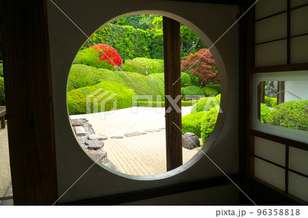 【瀬戸内三十三観音霊場】第十三番 頼久寺 円窓越しの晩春の庭園4 岡山県高梁市 【瀬戸内三十三観音霊場】第十三番 頼久寺 円窓越しの晩春の庭園4 岡山県高梁市 96358818