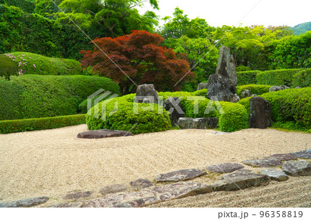 【瀬戸内三十三観音霊場】第十三番 頼久寺 晩春の庭園の風景4 岡山県高梁市 【瀬戸内三十三観音霊場】第十三番 頼久寺 晩春の庭園の風景4 岡山県高梁市 96358819