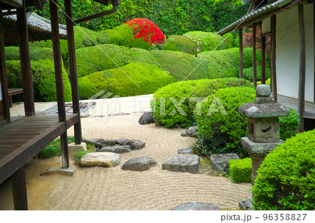 【瀬戸内三十三観音霊場】第十三番 頼久寺 晩春の庭園の風景6 岡山県高梁市 【瀬戸内三十三観音霊場】第十三番 頼久寺 晩春の庭園の風景6 岡山県高梁市 96358827