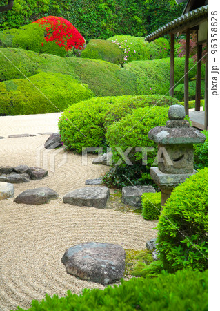 【瀬戸内三十三観音霊場】第十三番 頼久寺 晩春の庭園の風景7 岡山県高梁市 【瀬戸内三十三観音霊場】第十三番 頼久寺 晩春の庭園の風景7 岡山県高梁市 96358828