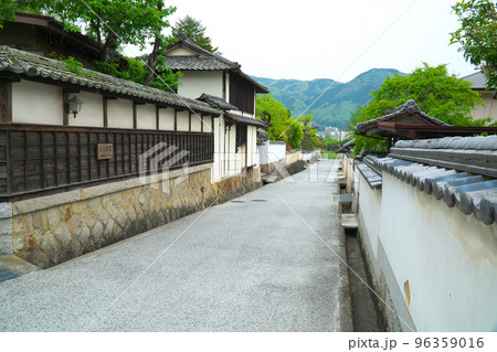 石火矢町ふるさと村の武家屋敷の町並みの晩春1　岡山県高梁市 96359016