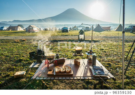 「静岡県」キャンプ場で富士山を眺めながらの朝食 96359130