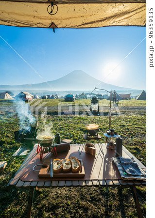 「静岡県」キャンプ場で富士山を眺めながらの朝食 96359135