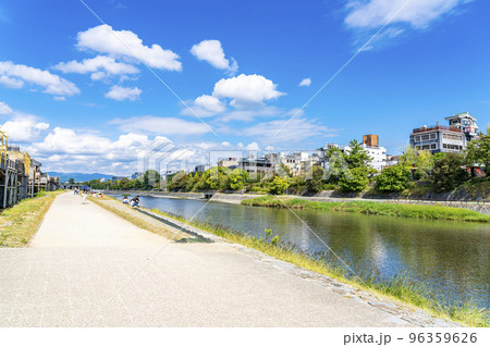 【京都府】爽やかな青空と清らかな鴨川 【京都府】爽やかな青空と清らかな鴨川 96359626