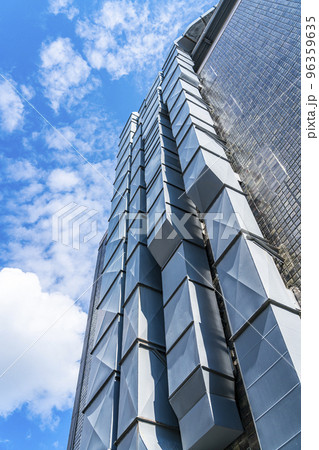 爽やかな青空と店の外に並ぶダクト 96359635