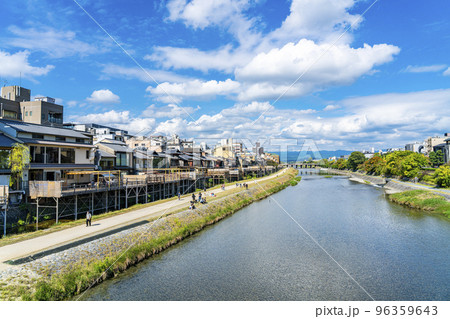 【京都府】清らかな鴨川沿いに並ぶ川床 96359643