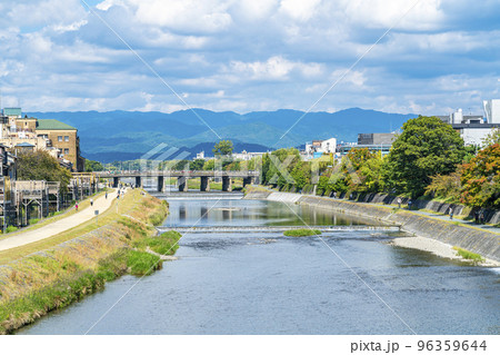 【京都府】清らかな鴨川と三条大橋 【京都府】清らかな鴨川と三条大橋 96359644