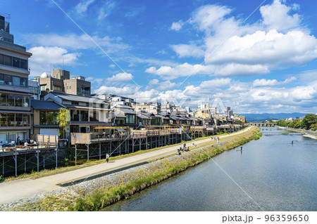 【京都府】清らかな鴨川沿いに並ぶ川床 【京都府】清らかな鴨川沿いに並ぶ川床 96359650