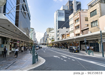 【京都府】四条大橋へ続く京都の大通り 96359659