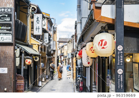 京都府 風情を感じる京都の先斗町の写真素材