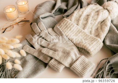 冬の暖かいニットの帽子と手袋とマフラー 96359726