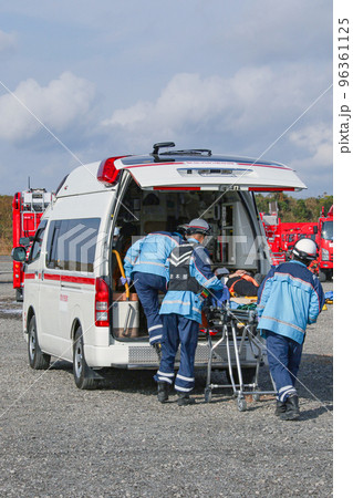 救急隊 車内収容 救急隊 車内収容 96361125
