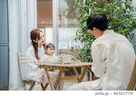 おうちのテラスで赤ちゃんと過ごす家族 96361779