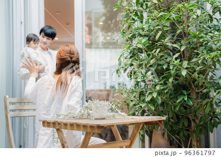 おうちのテラスで赤ちゃんと過ごす家族 96361797