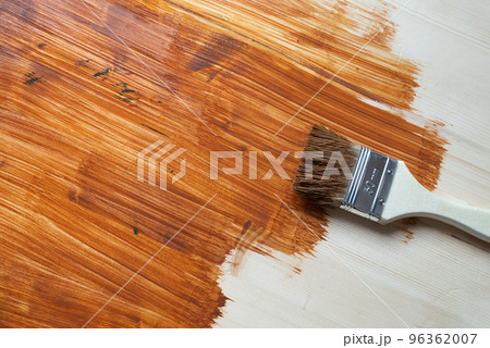 木材にペンキを塗る 木材にペンキを塗る 96362007