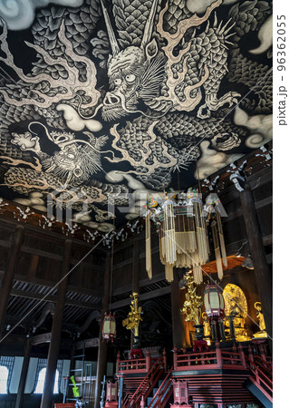 【京都府】建仁寺の法堂に描かれたダイナミックな双龍図 96362055