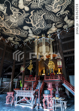 【京都府】建仁寺の法堂に描かれたダイナミックな双龍図 【京都府】建仁寺の法堂に描かれたダイナミックな双龍図 96362058