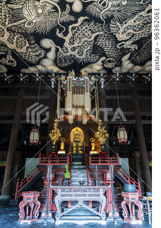 【京都府】建仁寺の法堂に描かれたダイナミックな双龍図 96362061