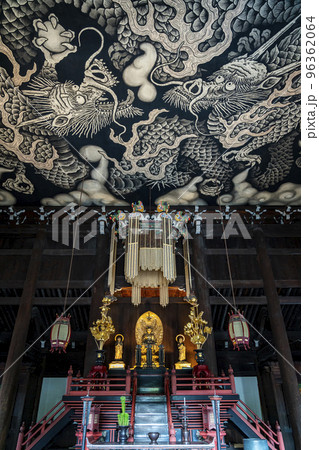 【京都府】建仁寺の法堂に描かれたダイナミックな双龍図 96362064